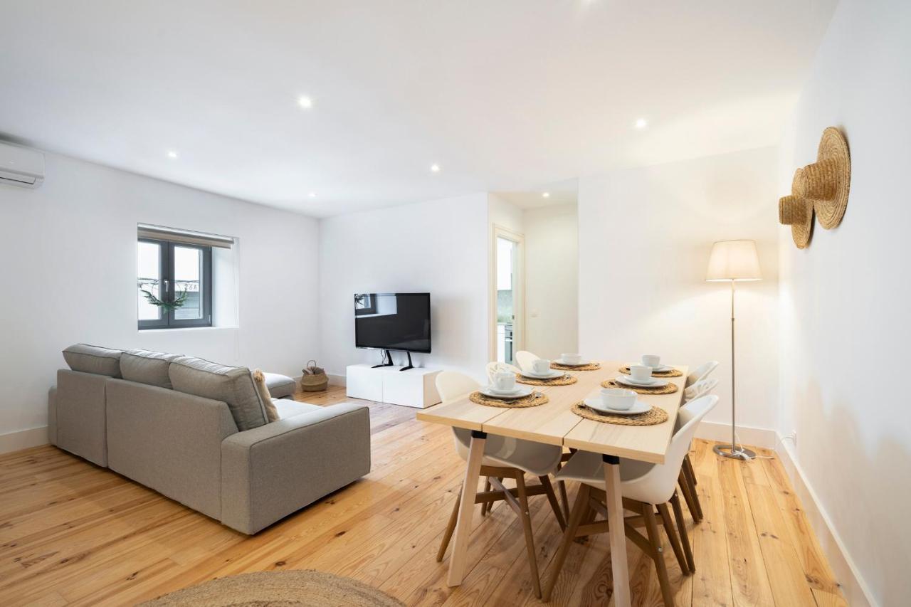Warm And Cozy Parquet Flooring Apartment In Almada Esterno foto