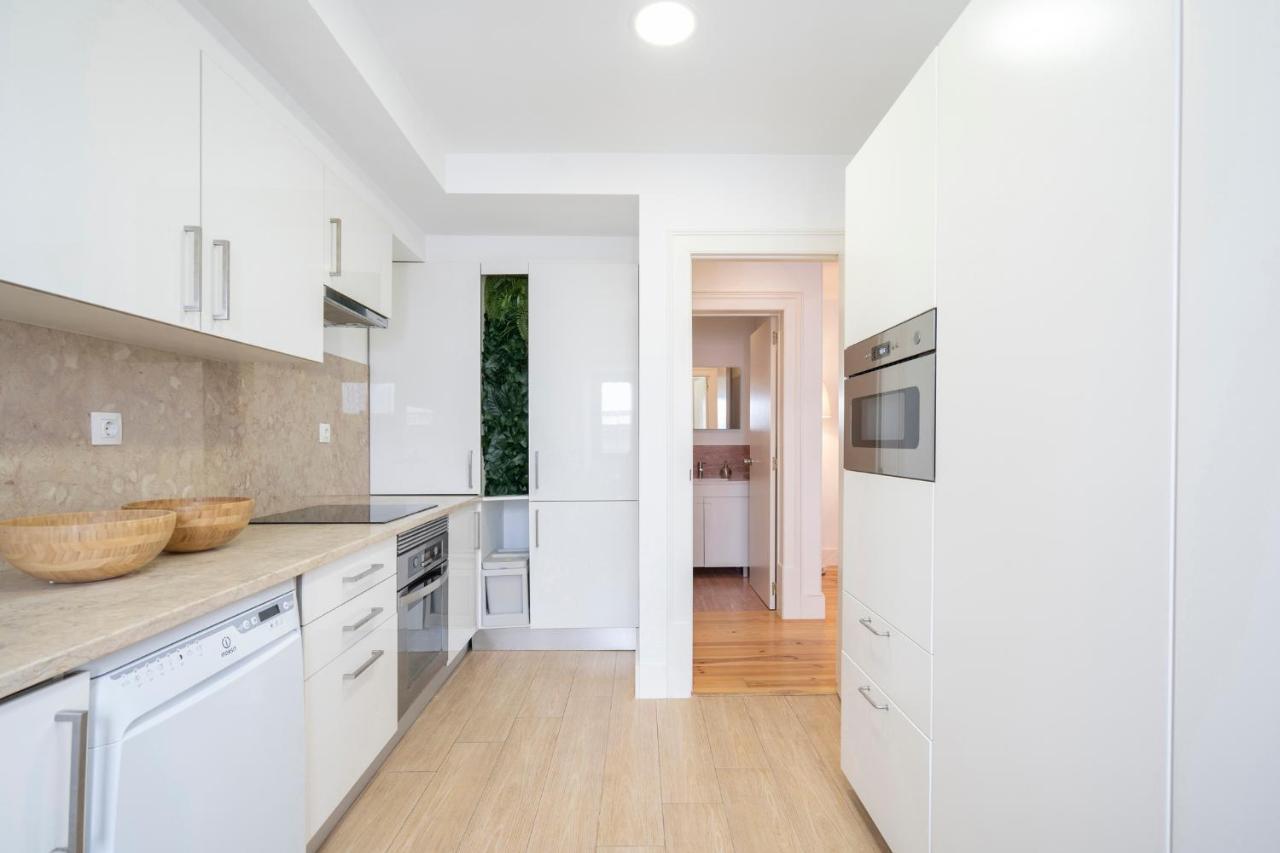 Warm And Cozy Parquet Flooring Apartment In Almada Esterno foto