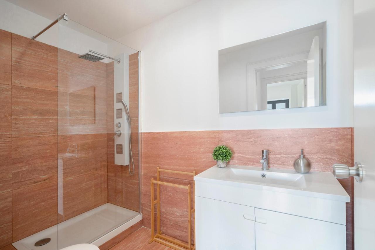 Warm And Cozy Parquet Flooring Apartment In Almada Esterno foto
