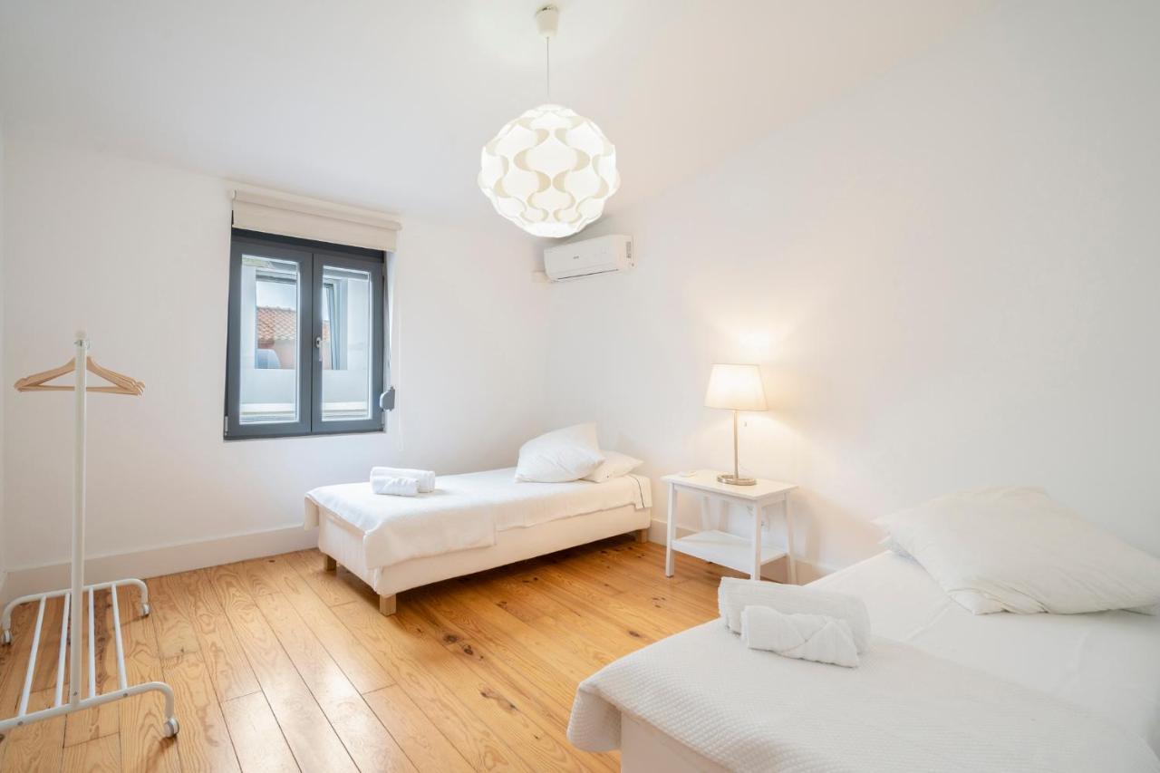 Warm And Cozy Parquet Flooring Apartment In Almada Esterno foto