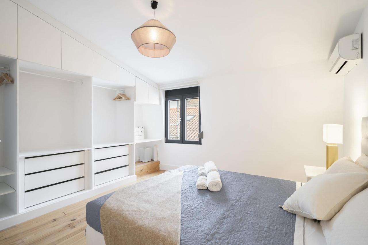 Warm And Cozy Parquet Flooring Apartment In Almada Esterno foto