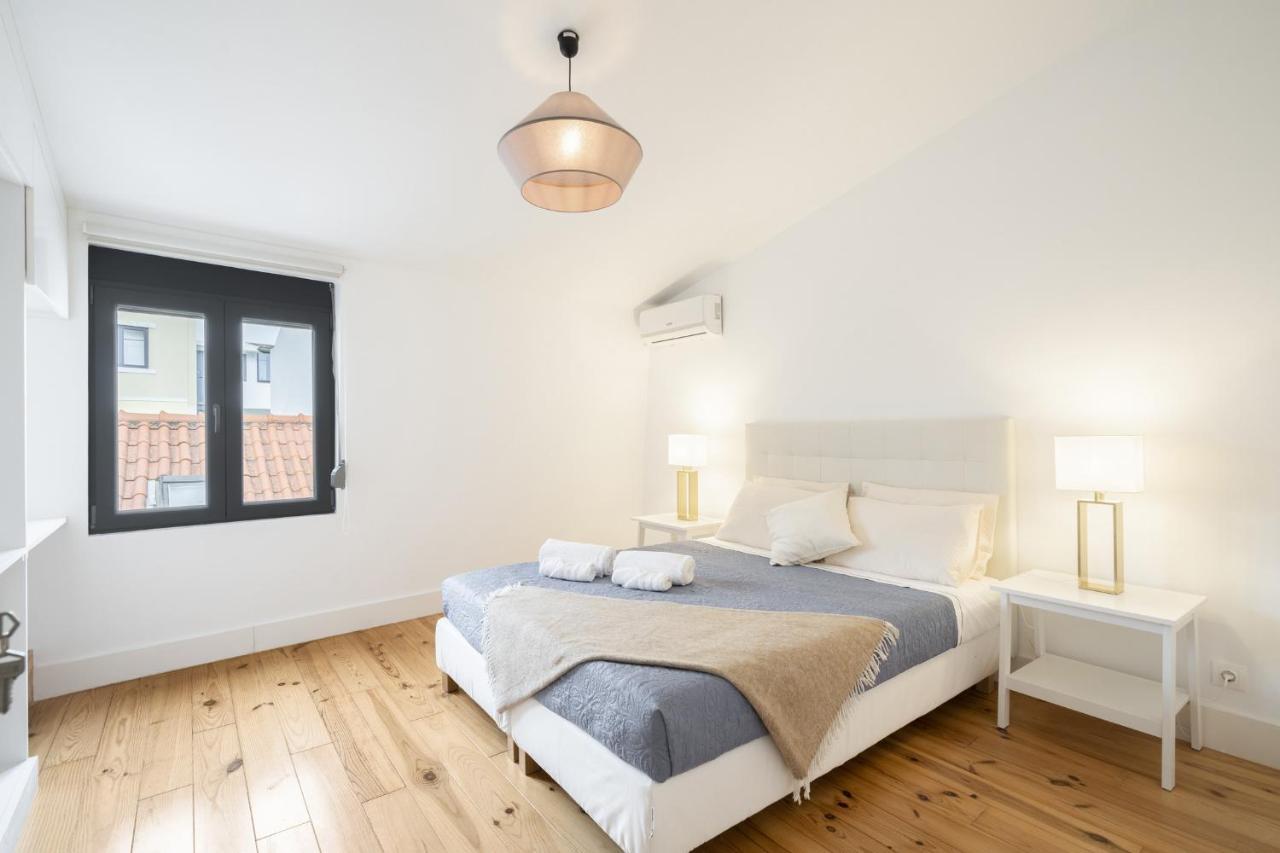 Warm And Cozy Parquet Flooring Apartment In Almada Esterno foto