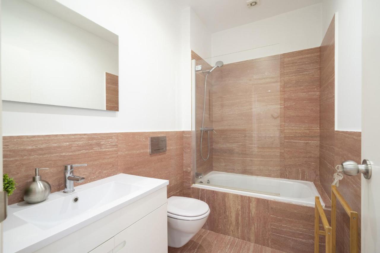Warm And Cozy Parquet Flooring Apartment In Almada Esterno foto