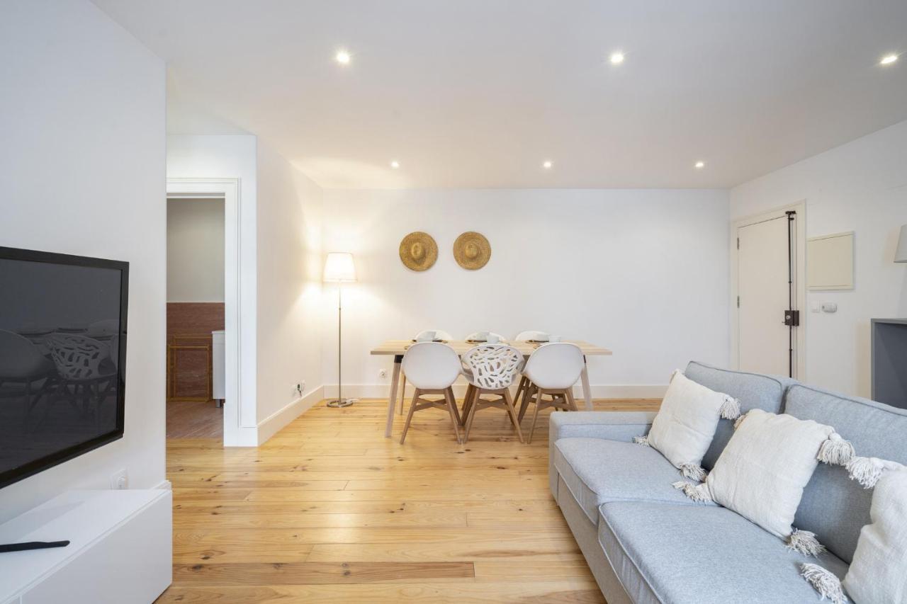 Warm And Cozy Parquet Flooring Apartment In Almada Esterno foto